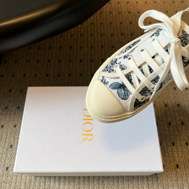 DIOR 26S LOW-TOP SNEAKER 35MM IN WHITE AND BLUE EMBROIDERED CANVAS