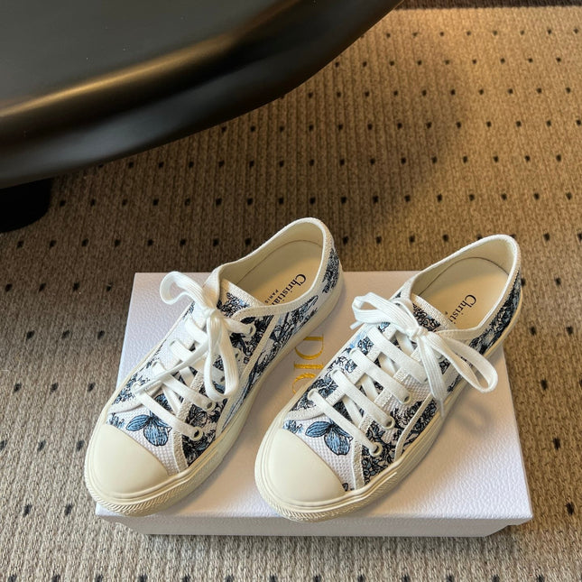 DIOR 26S LOW-TOP SNEAKER 35MM IN WHITE AND BLUE EMBROIDERED CANVAS