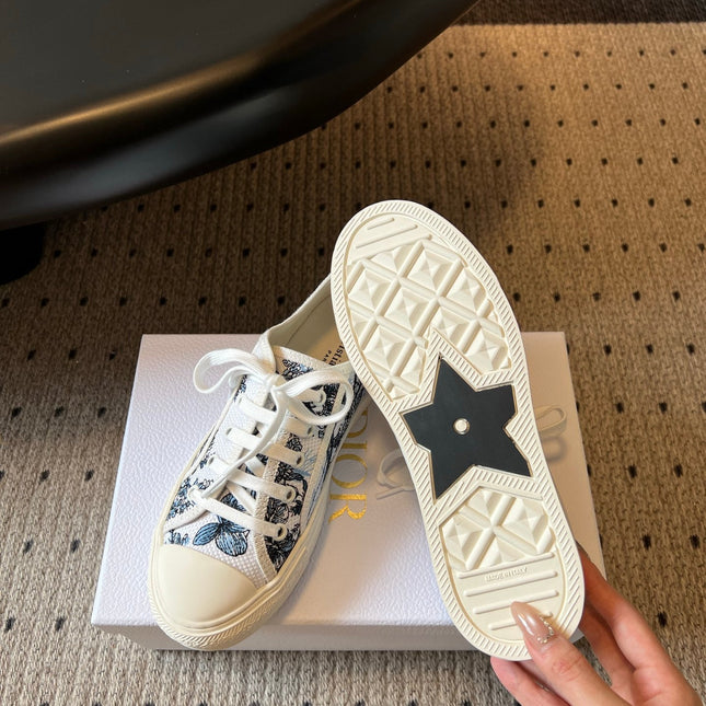 DIOR 26S LOW-TOP SNEAKER 35MM IN WHITE AND BLUE EMBROIDERED CANVAS