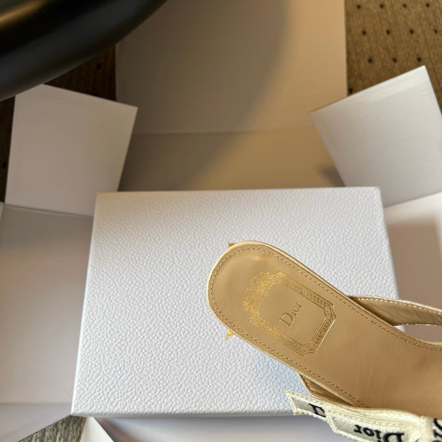 DIOR 26S HIGH-HEEL THONG SANDAL 35MM IN BEIGE EMBROIDERED CANVAS AND CALFSKIN