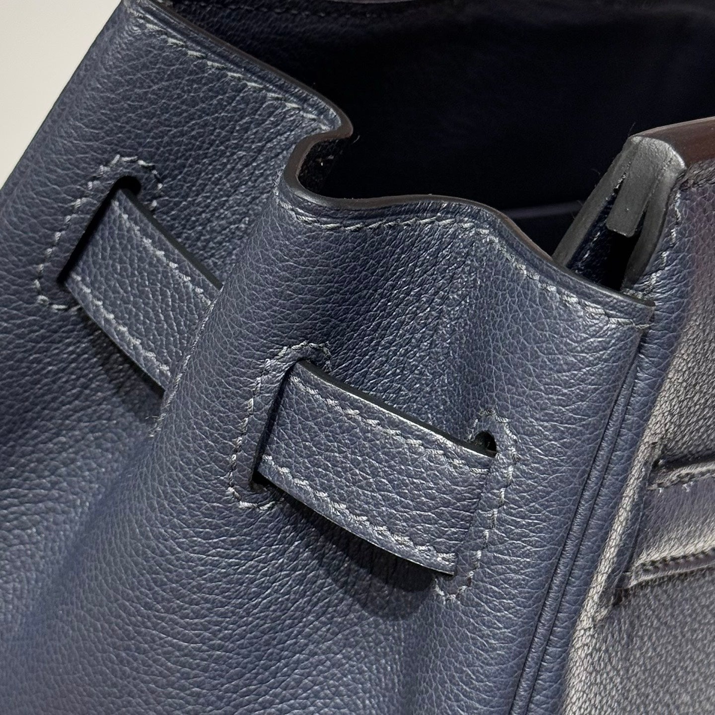 25S SHOULDER 29 IN MIDNIGHT BLUE CALFSKIN GOLD HARDWARE