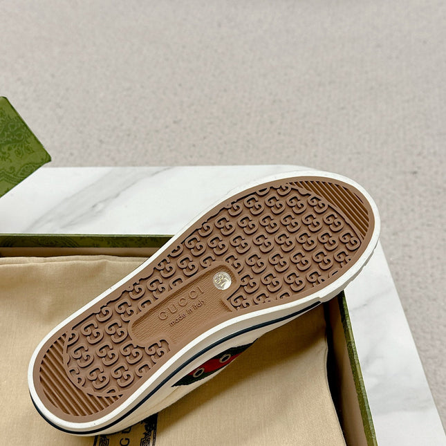 GUCCI 26S LOW TOP SNEAKERS IN WHITE CANVAS STYLE 10
