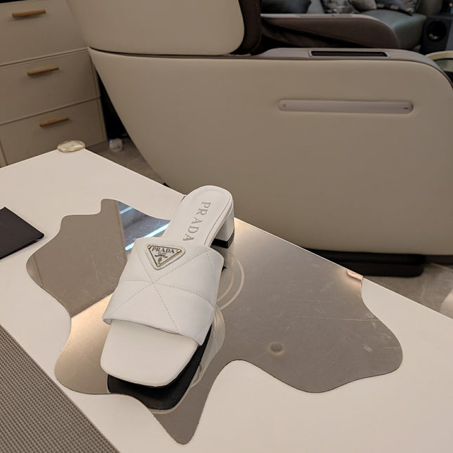 PRADA 26S LOW HEEL OPEN TOE MULES 45MM IN WHITE QUILTED CALFSKIN WITH LOGO