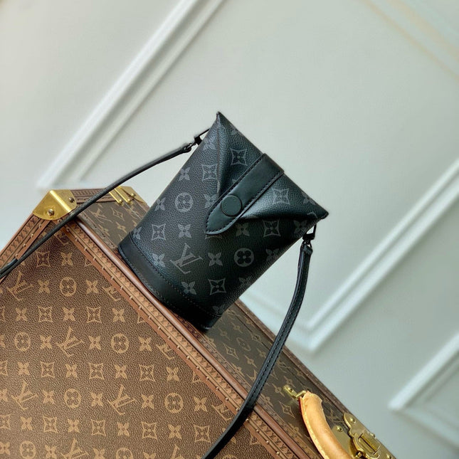 ENVELOPE POUCH 18 IN BLACK MONOGRAM ECLIPSE CANVAS