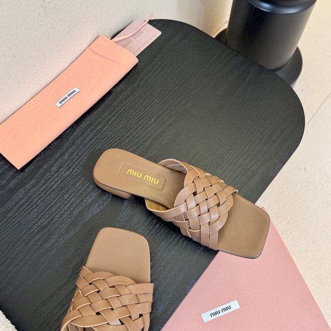 MIUMIU 26S IVETTE WOVEN SLIDE SANDALS IN BROWN CALFSKIN
