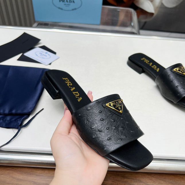 PRA SAFFIANO PATENT SLIDES OSTRICH MOTIF BLACK CALFSKIN