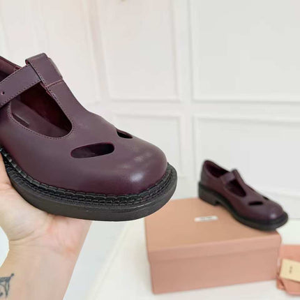 MIUMIU 26S SANDAL 35MM IN DARK RED BROWN CALFSKIN WITH STYLIZED T-STRING