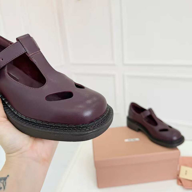 MIUMIU 26S SANDAL 35MM IN DARK RED BROWN CALFSKIN WITH STYLIZED T-STRING