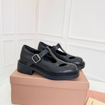 MIUMIU 26S SANDAL 35MM IN BLACK CALFSKIN WITH STYLIZED T-STRING