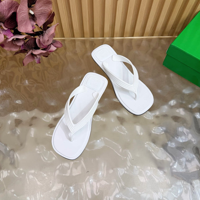 BOTTEGA VENETA 26S HIGH-HEEL THONG SANDALS IN WHITE TPU