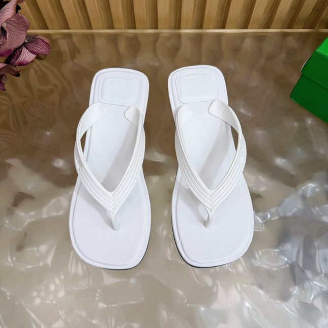 BOTTEGA VENETA 26S HIGH-HEEL THONG SANDALS IN WHITE TPU