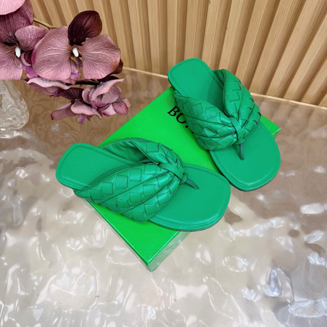BOTTEGA VENETA 26S THONG SANDALS IN GREEN LAMBSKIN