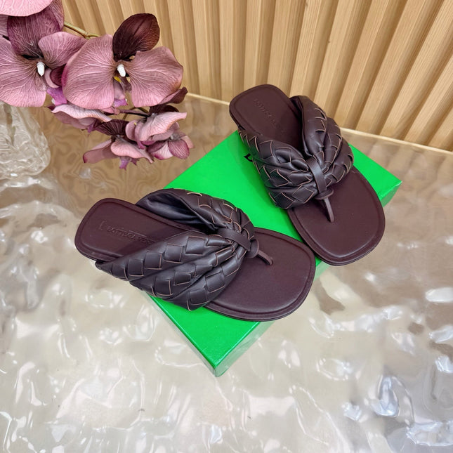 BOTTEGA VENETA 26S THONG SANDALS IN DARK BROWN LAMBSKIN