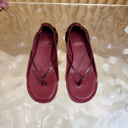 JACQUEMUS 26S CLOSED-BACK THONG SANDALS IN DARK RED CALFSKIN