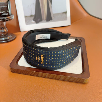 CHANEL 26S HEADBAND IN WHITE AND BLACK SILK 505295