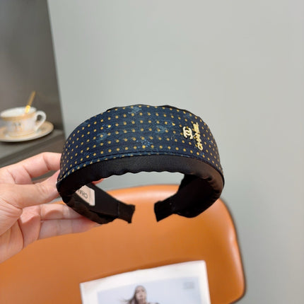 CHANEL 26S HEADBAND IN WHITE AND BLACK SILK 505295