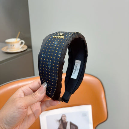 CHANEL 26S HEADBAND IN WHITE AND BLACK SILK 505295