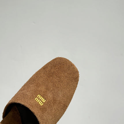 MIUMIU 26S MULE LOAFERS IN CARAMEL BROWN SUEDE LOGO