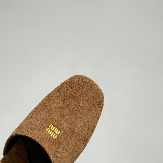 MIUMIU 26S MULE LOAFERS IN CARAMEL BROWN SUEDE LOGO