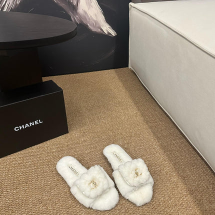 CHANEL 26S SLIDE SANDALS IN WHITE SHEARLING CC LOGO