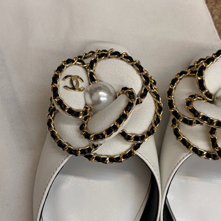 CHANEL 26S SLINGBACK FLATS IN WHITE CALFSKIN CAMELLIA PEARL