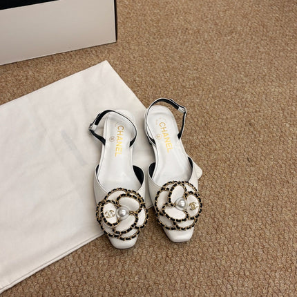 CHANEL 26S SLINGBACK FLATS IN WHITE CALFSKIN CAMELLIA PEARL