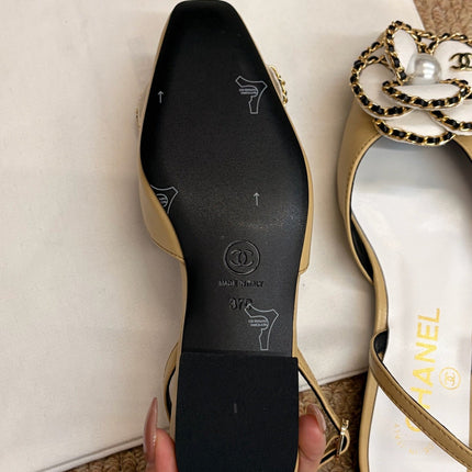 CHANEL 26S SLINGBACK FLATS IN BEIGE CALFSKIN CAMELLIA PEARL