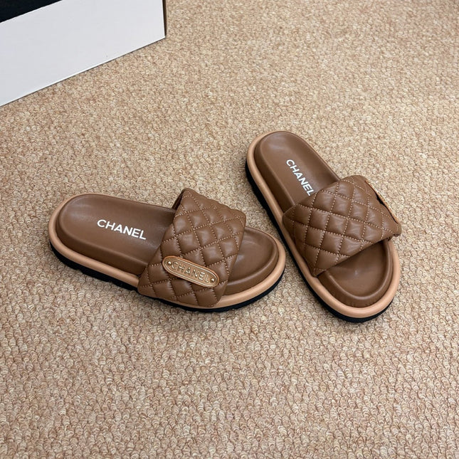 CHANEL 26S SLIDE SANDALS IN BROWN QUILTED CALFSKIN WITH LOGO PLAQUE