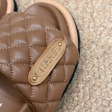 CHANEL 26S SLIDE SANDALS IN BROWN QUILTED CALFSKIN WITH LOGO PLAQUE