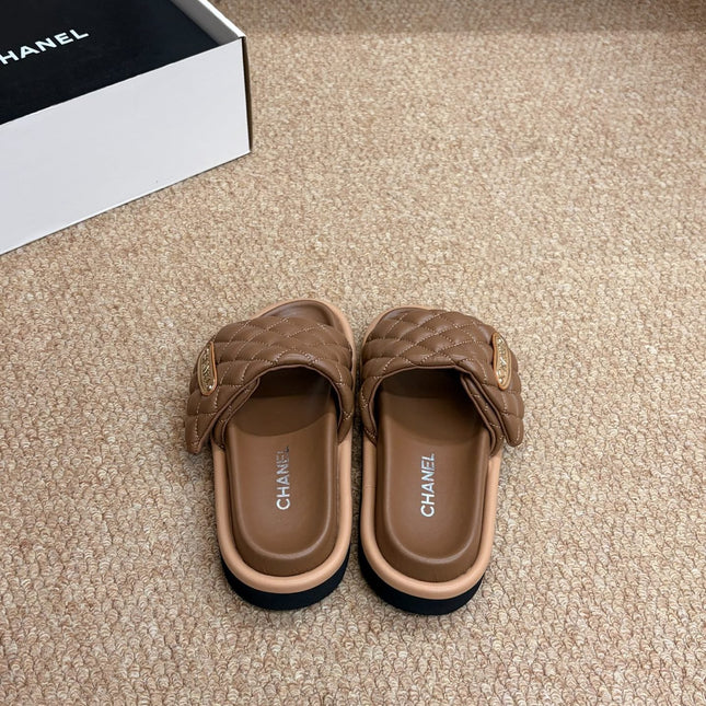 CHANEL 26S SLIDE SANDALS IN BROWN QUILTED CALFSKIN WITH LOGO PLAQUE