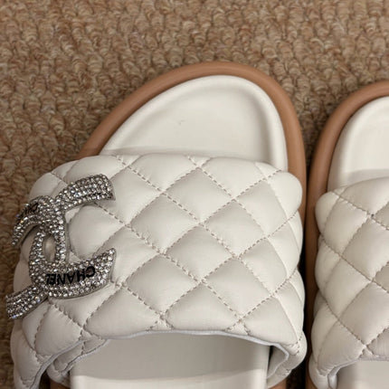 CHANEL 26S SLIDE SANDALS IN WHITE QUILTED CALFSKIN SILVER HARDWARE