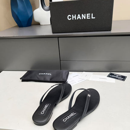 THONG SLIPPERS IN BLACK COWHIDE