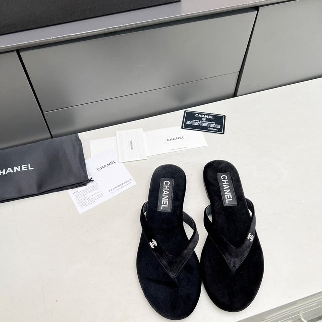 THONG SLIPPERS IN BLACK VELVET