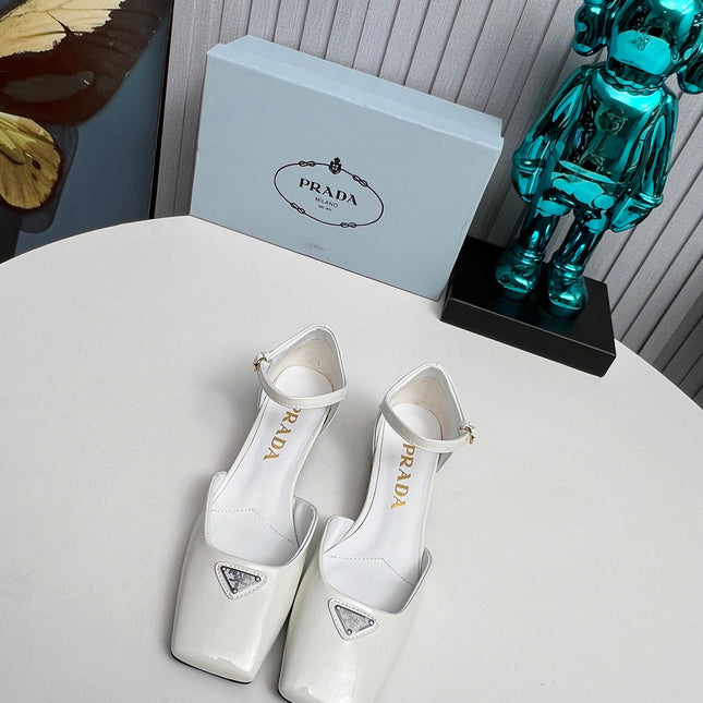 PRADA 26S ANKLE STRAP PUMPS 40MM IN WHITE PATENT CALFSKIN TRIANGLE LOGO