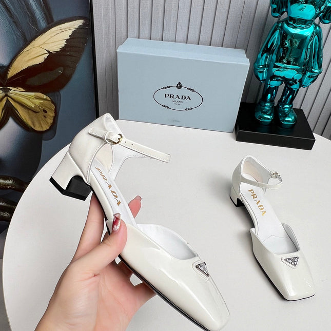 PRADA 26S ANKLE STRAP PUMPS 40MM IN WHITE PATENT CALFSKIN TRIANGLE LOGO