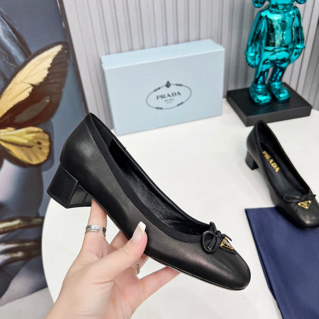 PRADA 26S ROUND TOE PUMPS BLOCK HEEL 40MM IN BLACK CALFSKIN WITH BOW