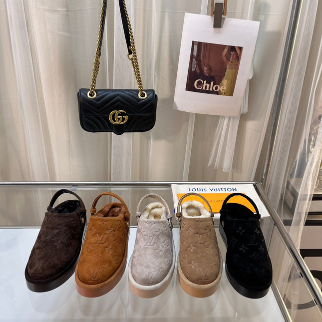 LV WOMEN'S COSY FLAT COMFORT CLOGS IN BEIGE MONOGRAM SUEDE