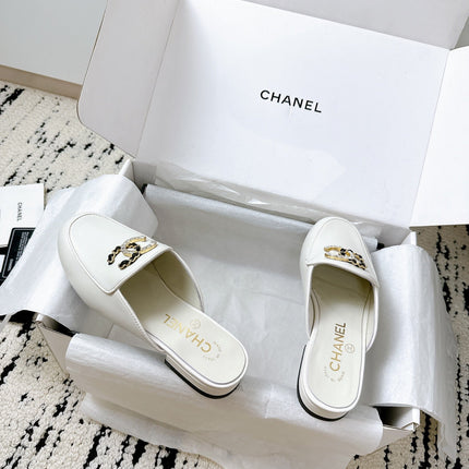 CC FLAT MULE IN WHITE CALFSKIN HARDWARE WITH ROCK MIX CHAIN