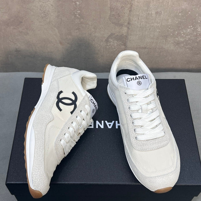 CHANEL 26S RUNNING SNEAKERS IN WHITE AND LIGHT GREY MATERIAL CC LOGO