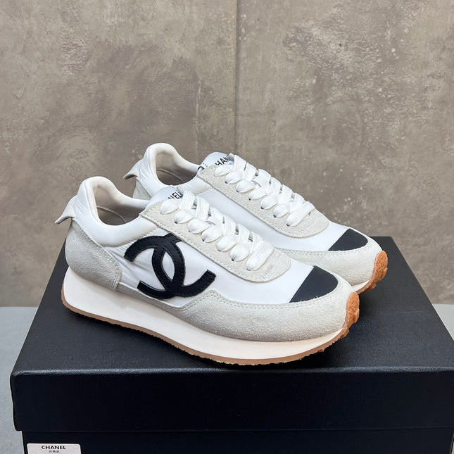CHANEL 26S RUNNING SNEAKERS IN WHITE AND LIGHT GREY SUEDE AND NYLON CC LOGO