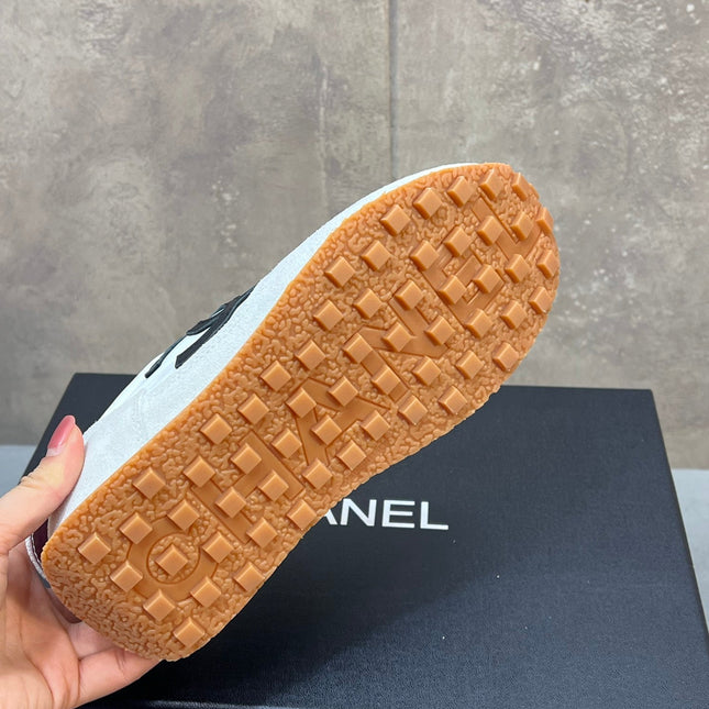 CHANEL 26S RUNNING SNEAKERS IN WHITE AND LIGHT GREY SUEDE AND NYLON CC LOGO