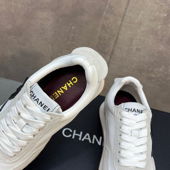 CHANEL 26S RUNNING SNEAKERS IN WHITE AND LIGHT GREY SUEDE AND NYLON CC LOGO
