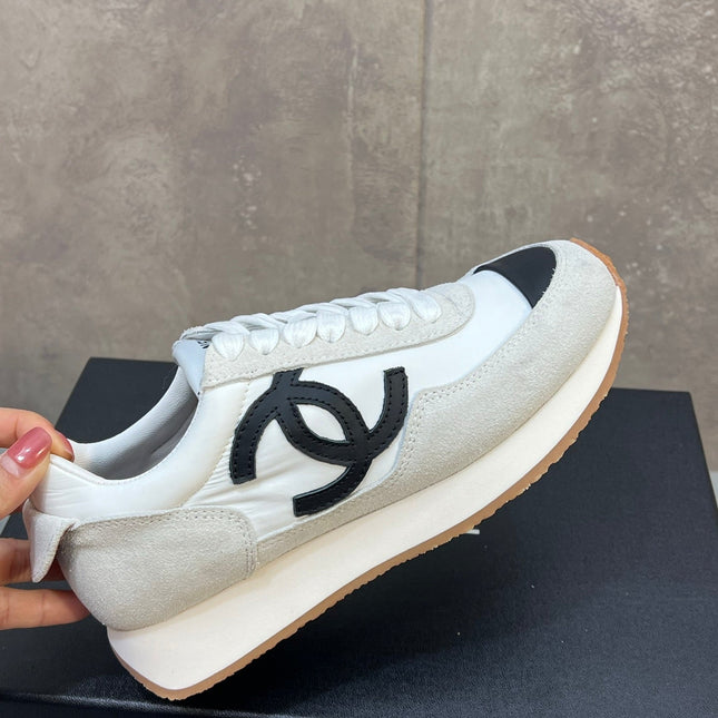 CHANEL 26S RUNNING SNEAKERS IN WHITE AND LIGHT GREY SUEDE AND NYLON CC LOGO