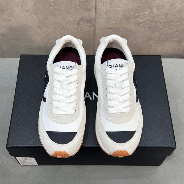 CHANEL 26S RUNNING SNEAKERS IN WHITE AND LIGHT GREY SUEDE AND NYLON CC LOGO
