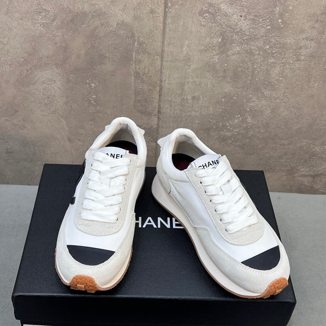 CHANEL 26S RUNNING SNEAKERS IN WHITE AND LIGHT GREY SUEDE AND NYLON CC LOGO