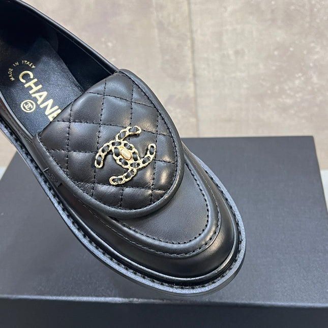CHANEL 26S LOAFERS IN BLACK QUILTED CALFSKIN WITH CHAIN CC LOGO