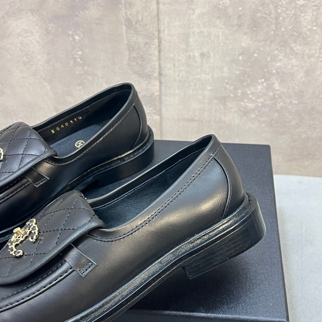 CHANEL 26S LOAFERS IN BLACK QUILTED CALFSKIN WITH CHAIN CC LOGO