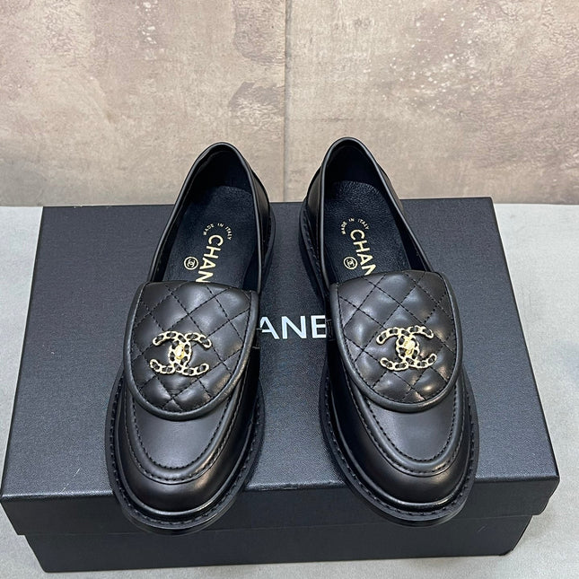 CHANEL 26S LOAFERS IN BLACK QUILTED CALFSKIN WITH CHAIN CC LOGO