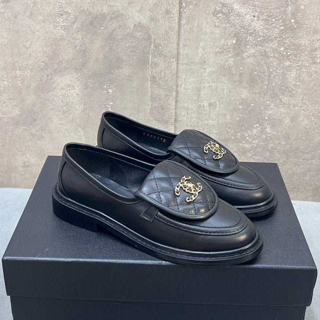CHANEL 26S LOAFERS IN BLACK QUILTED CALFSKIN WITH CHAIN CC LOGO