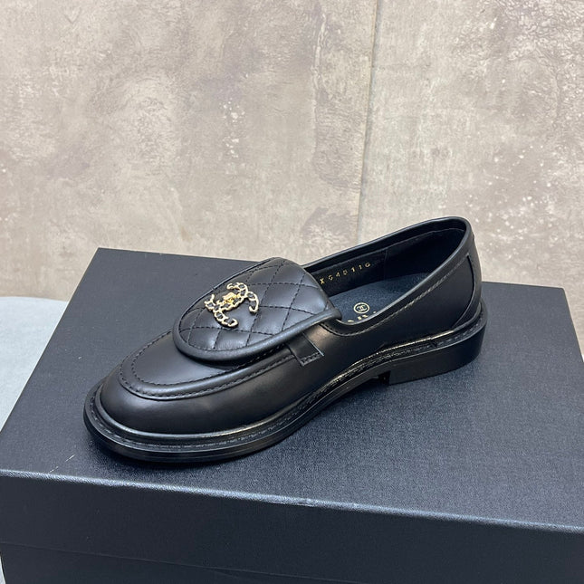 CHANEL 26S LOAFERS IN BLACK QUILTED CALFSKIN WITH CHAIN CC LOGO